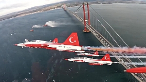 Türk Yıldızları'nın 1915 Çanakkale Köprüsü'nün üzerinde nefes kesen gösteri