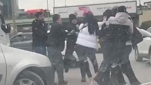 Yol verme kavgasında tekmeler yumruklar havada uçuştu