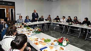 Barış Semt Merkezi'nin kursiyer kadınlarından iftar… Yemeklerini Selvitopu çiftiyle paylaştılar