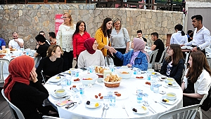 Başkan Çalkaya üniversiteli gençlerle iftarda buluştu
