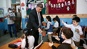 Başkan Tugay çocuklara ‘çilek fidesi’ dağıttı