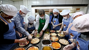 Başkan Tugay önlüğü taktı, gençlerle pizza yaptı
