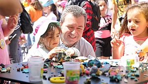 Bergamalı çocuklar 23 Nisan'a özel şenlikle Pazar tatilini eğlenerek geçirdi