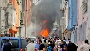Bursa'da uçak evlerin arasına düştü!