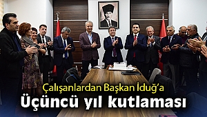 Çalışanlardan Başkan İduğ'a üçüncü yıl kutlaması