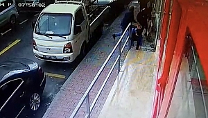 Dehşet anları! Bıçaklanan adam paletle kendini korumaya çalıştı