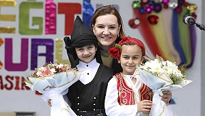 DEÜ’DE 23 NİSAN BÜYÜK COŞKUYLA KUTLANDI