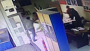 Doktor, kargo firması çalışanlarını darp etti