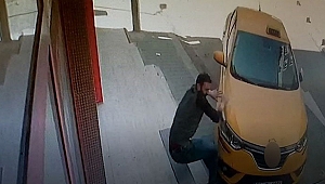 El freni çekilmeyen otomobili durdurmak isteyen esnaf ezildi