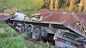 İnşaat demiri yüklü tır gecekondu üzerine devrildi