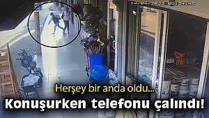 Kadın konuşurken telefonunu çaldı