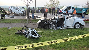 Kocaeli’nde feci kaza: İki araç kafa kafaya çarpıştı!