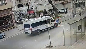 Küçük çocuk köpeklerden kaçarken minibüs çarptı