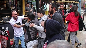Önce çocuğu ardından araya giren esnafı tekme tokat dövdü
