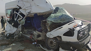 Servis minibüsüyle patates yüklü kamyon çarpıştı!