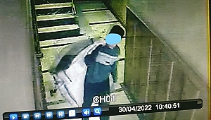 Seyyar satıcının kitaplarını çaldılar