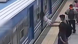 Trenin geçtiği sırada raylara düşen kadının inanılmaz kurtuluşu