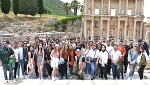 Balçova’da üniversiteli gençlere 19 Mayıs hediyesi