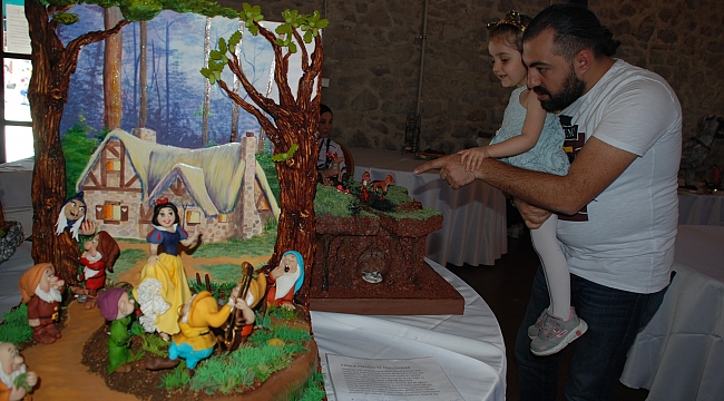 En tatlı festival: Çikolata ve pastadan dev heykeller