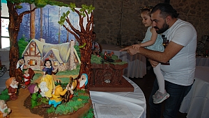 En tatlı festival: Çikolata ve pastadan dev heykeller
