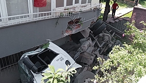 Freni patlayan su tankeri binanın balkonuna çarptı