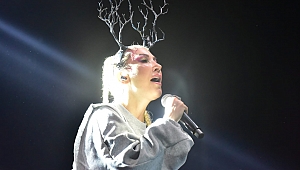HANDE YENER SÖYLEDİ, DEÜ’LÜ GENÇLER DOYASIYA EĞLENDİ