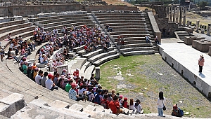 İlkokul öğrencileri Bergama tarihini öğreniyor