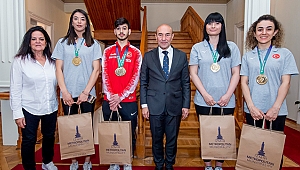 İşitme engelli olimpiyat şampiyonları Başkan Soyer’i ziyaret etti