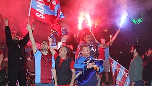 İzmir’de Trabzonspor’un şampiyonluğu coşkuyla kutlandı
