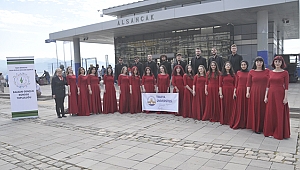 İzmir müzik nağmeleriyle şenlendi: Üniversite öğrencilerinin sokak konserleri büyük ilgi gördü