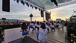 İzmir Uluslararası Gençlik ve Dans Festivali renkli görüntülere sahne oldu
