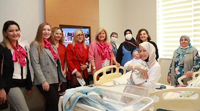 KARŞIYAKALI İŞKADINLARI HASTANEDE YENİ ANNELERİN GÜNÜNÜ KUTLADI