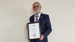 ‘Meslekte 50 Yıl Onur Günü’nde Oğuzhan Kavaklı’ya plaket verildi