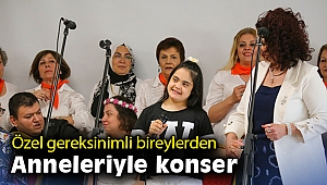Özel gereksinimli bireyler anneleriyle konser verdi