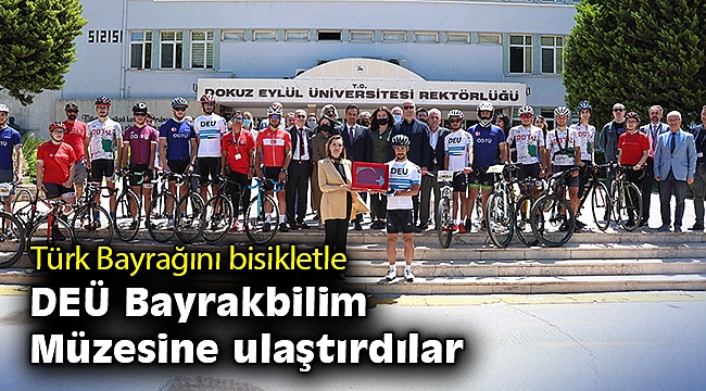 Türk Bayrağını bisikletle DEÜ Bayrakbilim Müzesine ulaştırdılar
