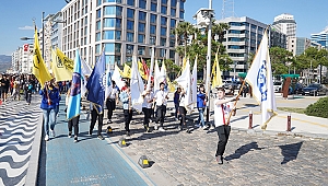 Üniversiteli sporcuların festival korteji İzmir’i renklendirdi