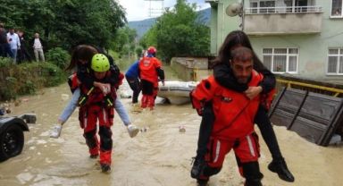 Bozkurt sel altında: Evlerinde mahsur kalanlar kurtarılıyor