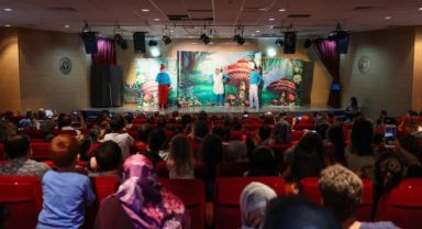 Bucalı minikler Dev Şirinler’le eğlendi