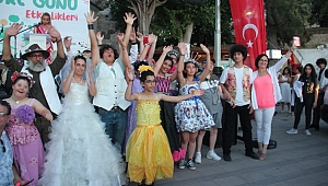 Çöpe atılan poşet ve kağıtlar gelinlik oldu, defile büyük ilgi gördü