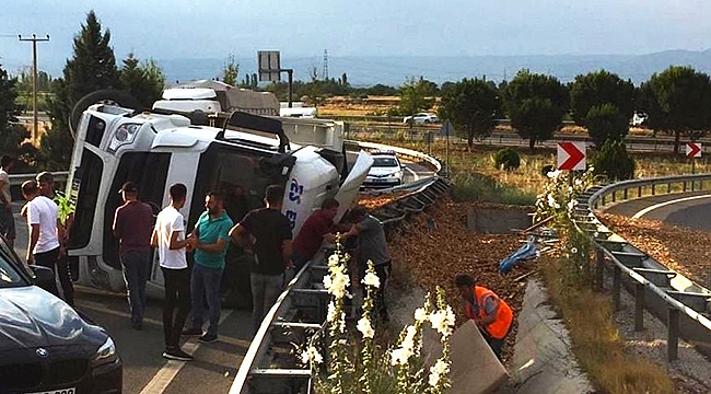 Hafriyat kamyonu devrildi, tonlarca talaş yola döküldü