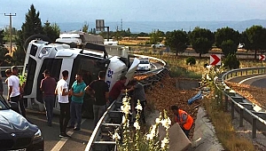 Hafriyat kamyonu devrildi, tonlarca talaş yola döküldü
