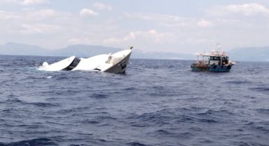 İzmir’de hareketli dakikalar: Lüks yattan son anda kurtarıldılar!