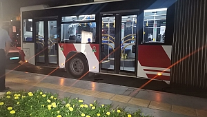 İzmir’de içinde yolcular bulunan belediye otobüsüne mermi isabet etti