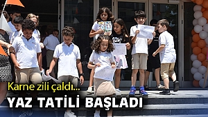 İzmir'de öğrenciler karnelerini aldı