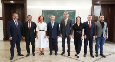 İzmir Valisi Köşger, kurban bağışını Kızılay’a yaptı