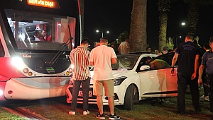 Karşıyaka'da yoldan çıkan araç tramvayla çarpıştı: 1 yaralı