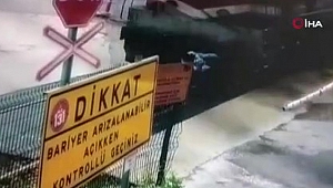 Korna sesine rağmen raylara girdi: Yük treninin altında kaldı!