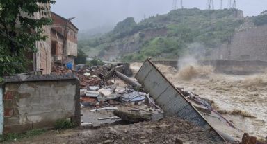 Kozcağız'da 4 katlı bina yıkıldı, mahalle tahliye edildi