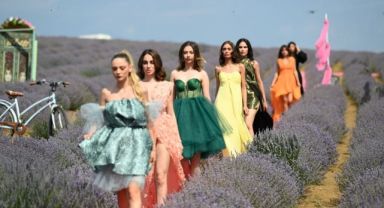 Lavanta tarlasında muhteşem podyum, ünlü isimler podyuma çıktı