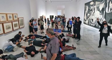 Picasso tablosu önünde NATO protestosu